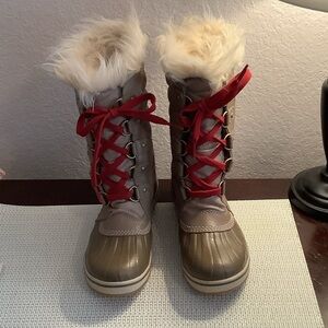 Sorrel Faux Fur Lined Boots with Red Laces Waterproof size 2